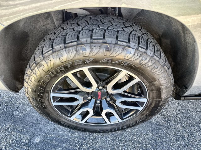 Used 2024 GMC Yukon XL AT4 w/ AT4 Premium Plus Package AWD/4WD image 10