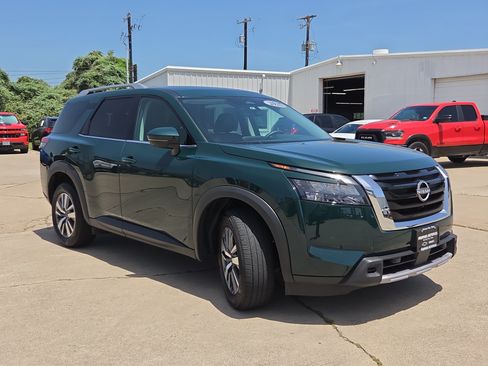 Used 2025 Nissan Pathfinder SL AWD/4WD image 3
