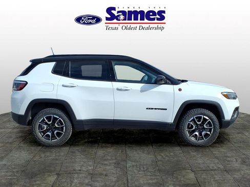 Used 2025 Jeep Compass Trailhawk AWD/4WD image 2