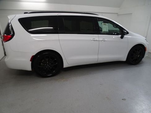 Certified 2025 Chrysler Pacifica Limited FWD image 22