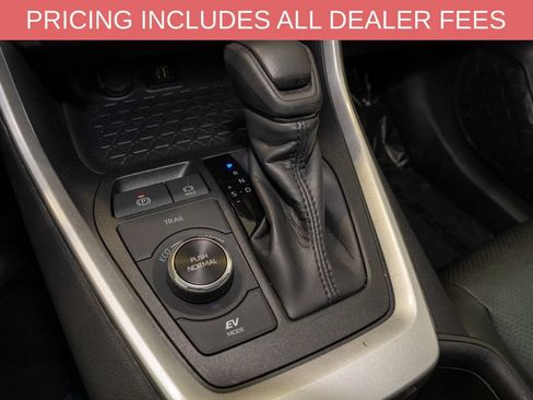 Used 2025 Toyota RAV4 XLE AWD/4WD image 15
