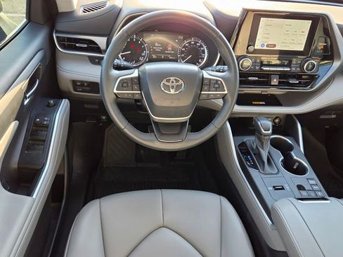 Used 2023 Toyota Highlander XLE FWD image 13
