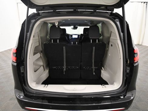 Used 2024 Chrysler Pacifica Touring-L image 7