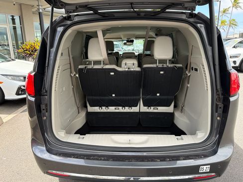 Used 2017 Chrysler Pacifica Limited FWD image 11