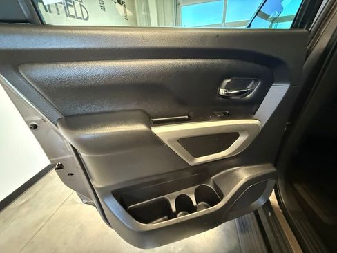 Used 2018 Nissan Titan SV image 13