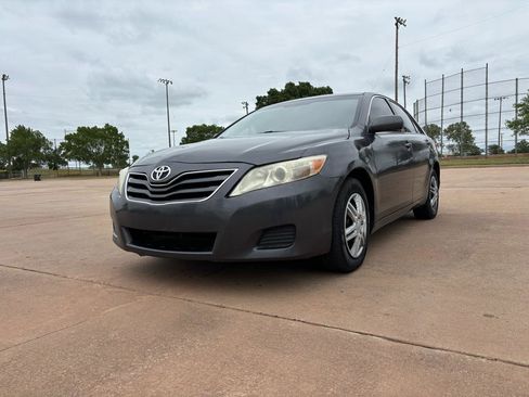 Used 2011 Toyota Camry LE FWD image 3