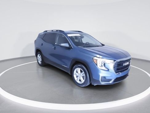Used 2024 GMC Terrain SLE w/ Driver Convenience Package FWD image 2