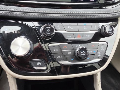 Used 2023 Chrysler Pacifica Limited FWD image 47