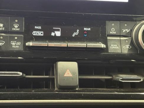 Used 2024 Toyota Highlander LE w/ Protection Package #3 (TMS) FWD image 38
