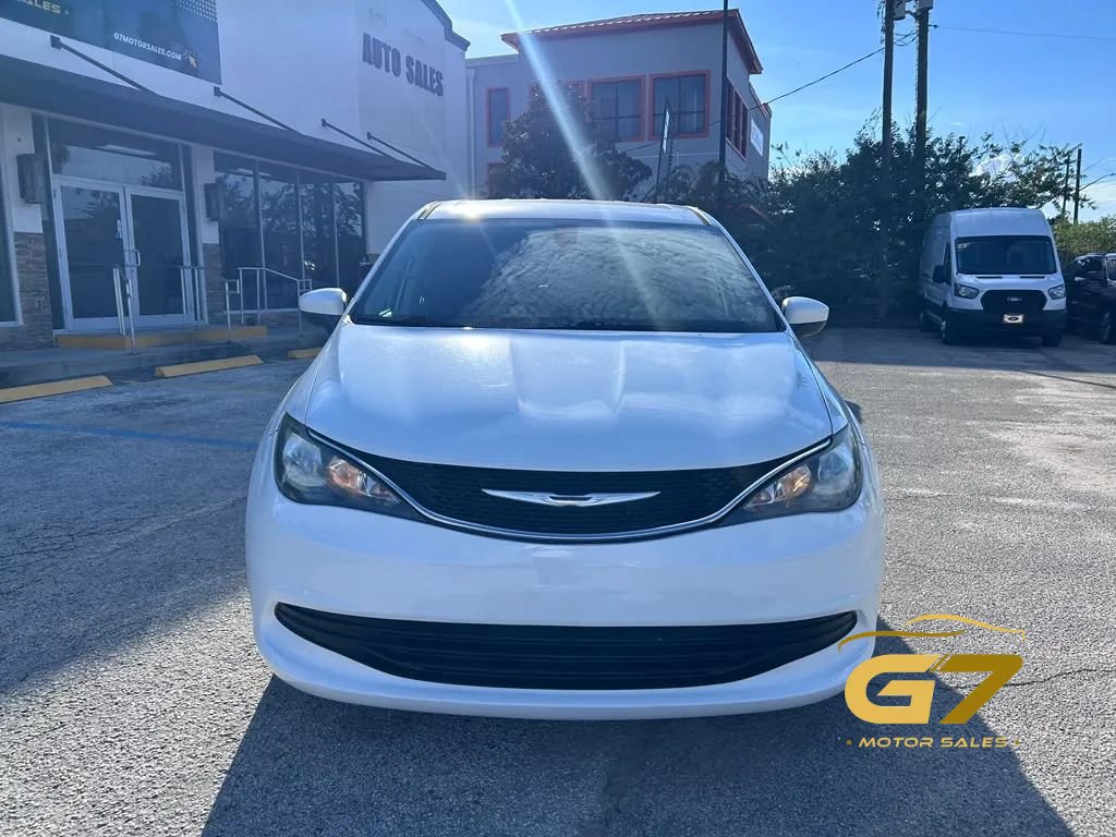 Used 2017 Chrysler Pacifica Touring FWD image 2
