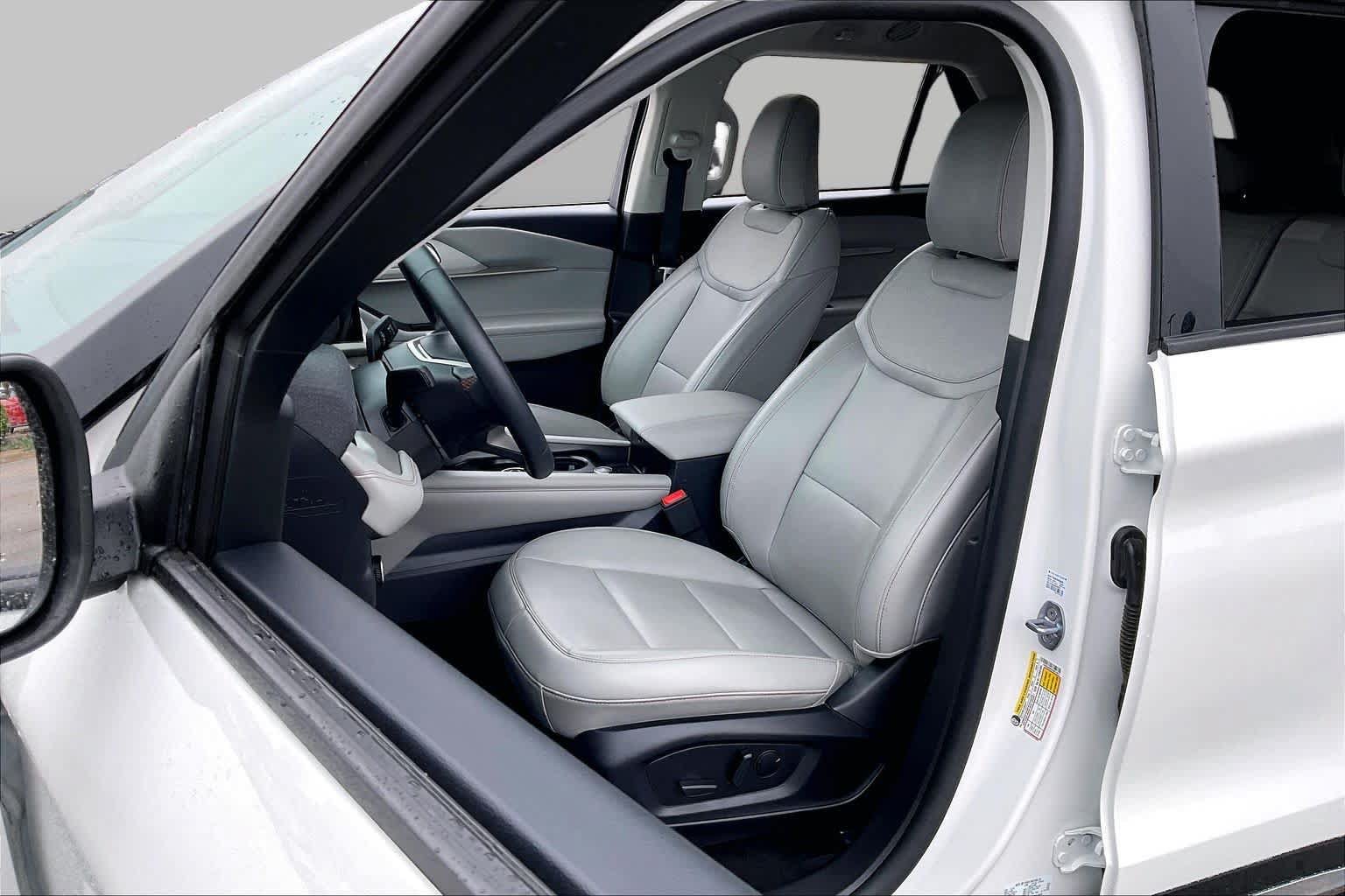 Used 2025 Ford Explorer Active w/ Active Comfort Package AWD/4WD image 8
