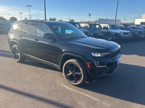 Used 2023 Jeep Grand Cherokee Limited w/ Black Appearance Package image 37