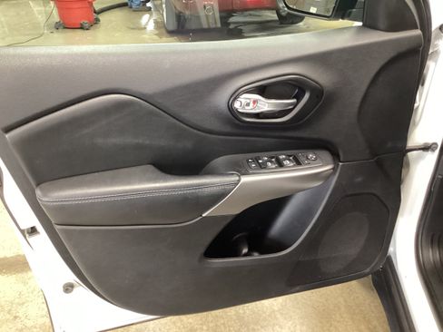 Used 2021 Jeep Cherokee Latitude FWD image 13