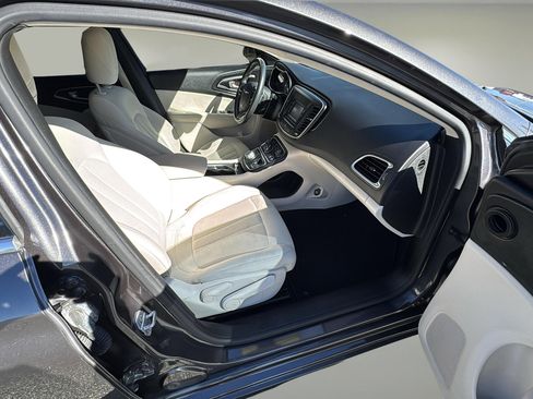 Used 2015 Chrysler 200 Limited w/ Convenience Group image 13