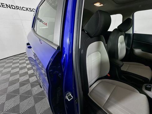 Used 2022 Hyundai Venue SEL image 27