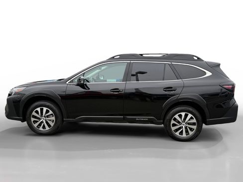 Used 2023 Subaru Outback Premium image 2