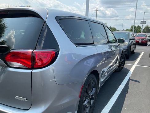 Used 2019 Chrysler Pacifica Touring Plus w/ Advanced Safetytec Group FWD image 7