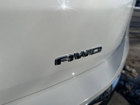 Used 2024 GMC Terrain SLT image 15