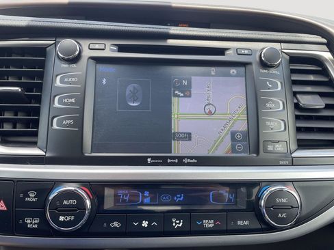 Used 2018 Toyota Highlander XLE image 17