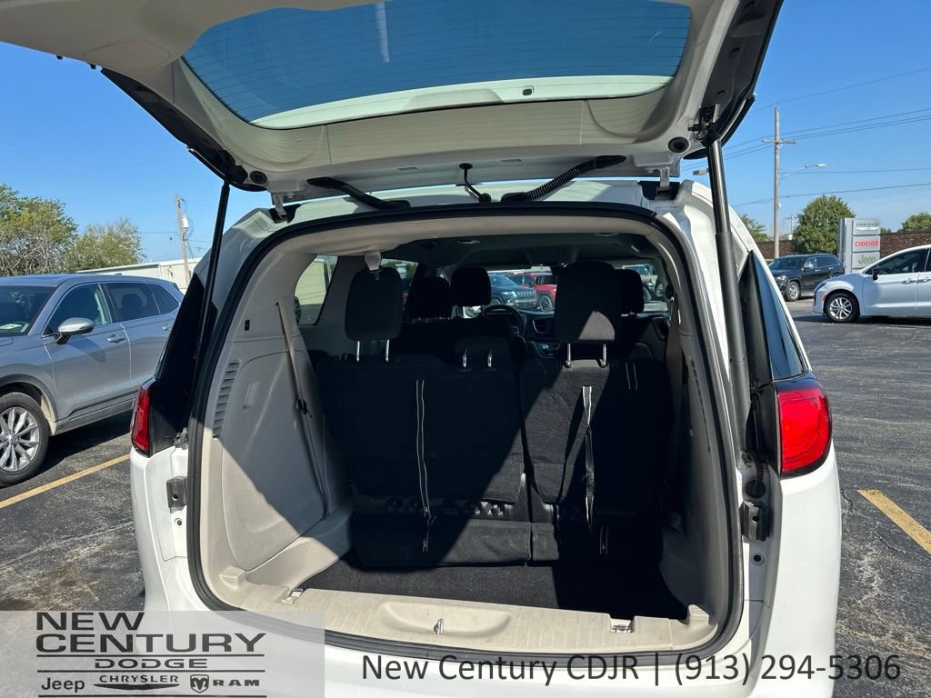 Used 2022 Chrysler Voyager LX FWD image 7