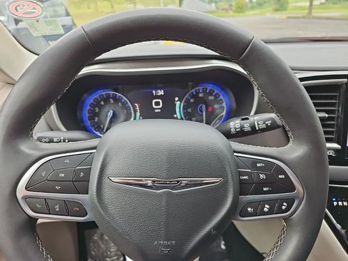 Used 2024 Chrysler Pacifica Touring-L FWD image 21