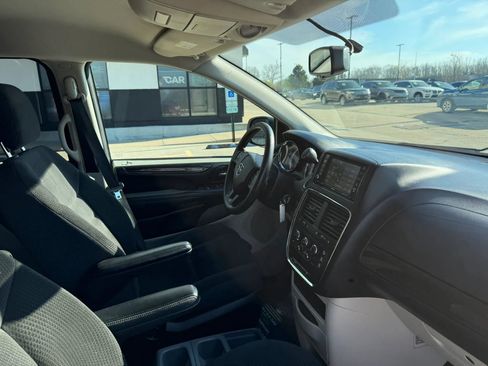 Used 2018 Dodge Grand Caravan SE w/ UConnect Hands-Free Group image 26