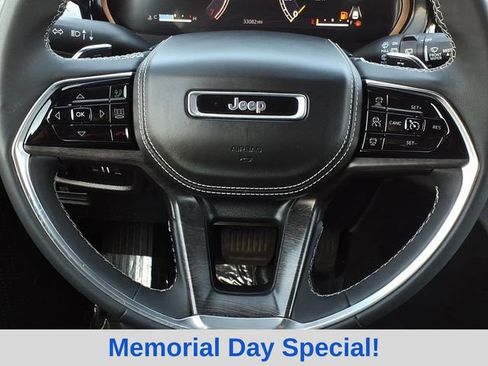 Used 2023 Jeep Grand Cherokee Overland w/ Luxury Tech Group IV AWD/4WD image 16
