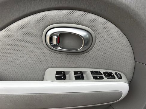 Used 2017 Kia Soul EV + w/ Sun & Fun Package image 11