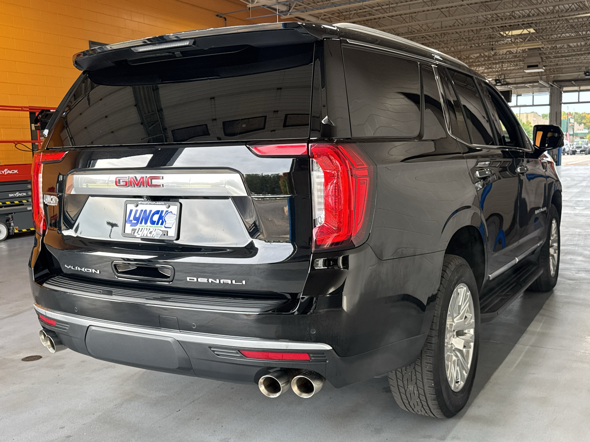 Used 2024 GMC Yukon Denali AWD/4WD image 5