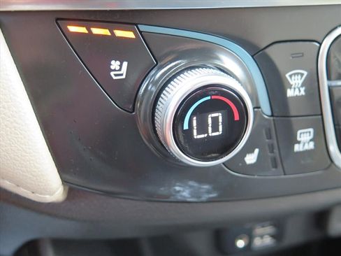 Used 2023 Chevrolet Traverse Premier FWD image 18