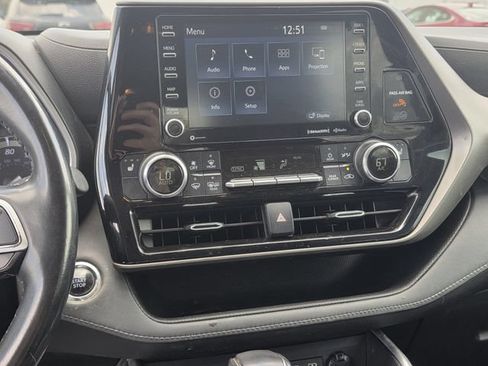 Used 2022 Toyota Highlander XLE FWD image 9