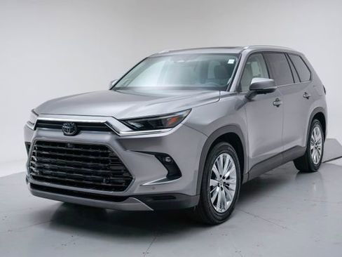 Used 2025 Toyota Grand Highlander AWD image 1