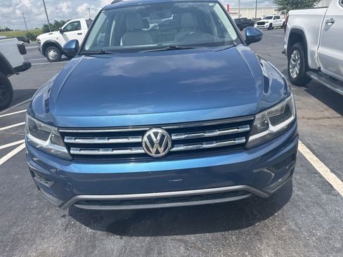Used 2018 Volkswagen Tiguan SE w/ Panoramic Sunroof Package FWD image 2