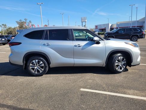 Used 2024 Toyota Highlander XLE AWD/4WD image 3