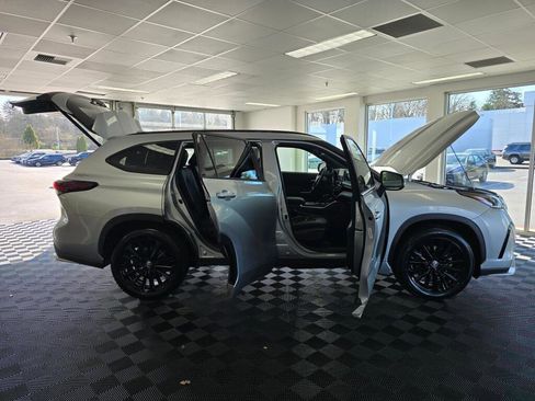 Used 2024 Toyota Highlander XSE image 17