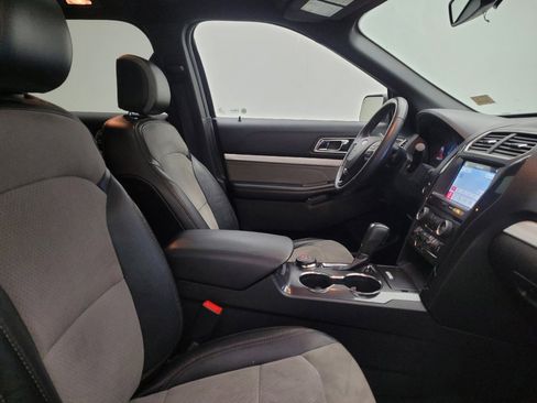 Used 2017 Ford Explorer XLT w/ Equipment Group 202A AWD/4WD image 21