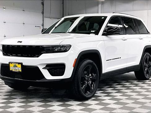 Used 2023 Jeep Grand Cherokee Altitude AWD/4WD image 12
