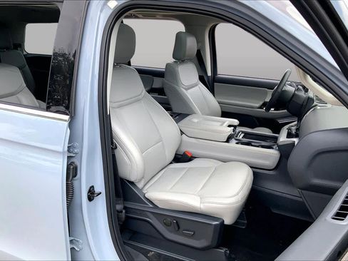 Used 2025 Ford Expedition Active RWD image 9
