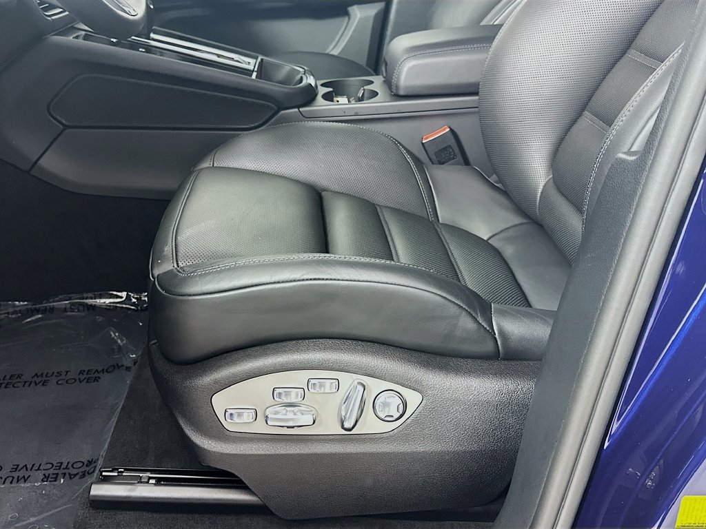 Certified 2025 Porsche Macan AWD/4WD image 22