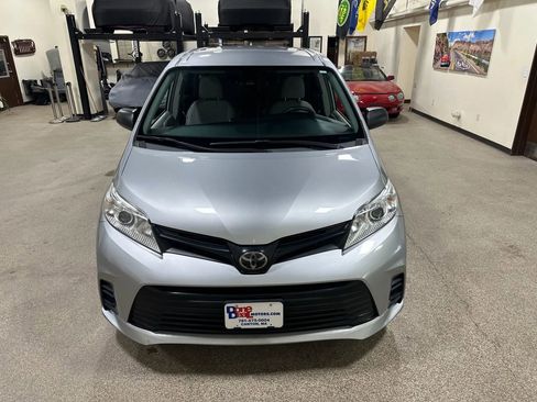 Used 2019 Toyota Sienna L w/ Carpet Mat Package image 5