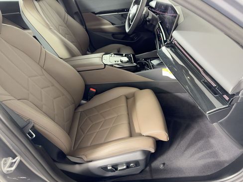 Certified 2025 BMW 530i image 30