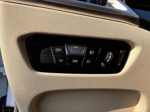 Used 2025 BMW 330i Sedan w/ Premium Package image 34