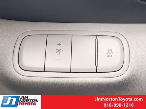 Used 2025 Hyundai Venue SEL image 23