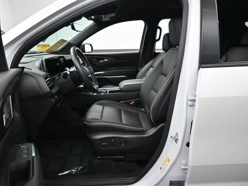Used 2025 Chevrolet Traverse High Country FWD image 11