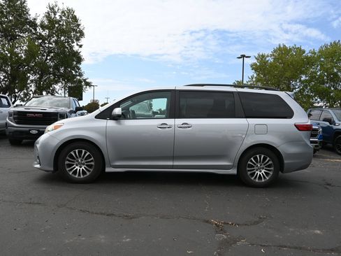 Used 2019 Toyota Sienna XLE FWD image 4