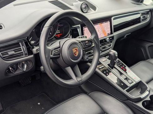 Certified 2024 Porsche Macan image 4