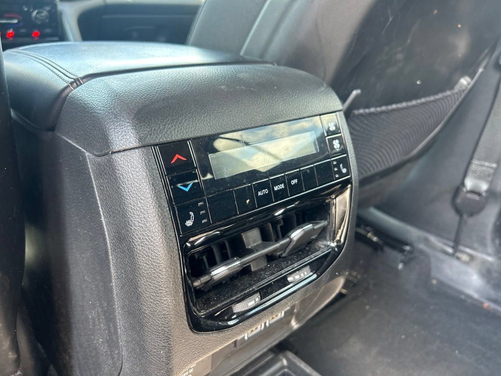 Used 2023 Jeep Grand Cherokee L Limited AWD/4WD image 8