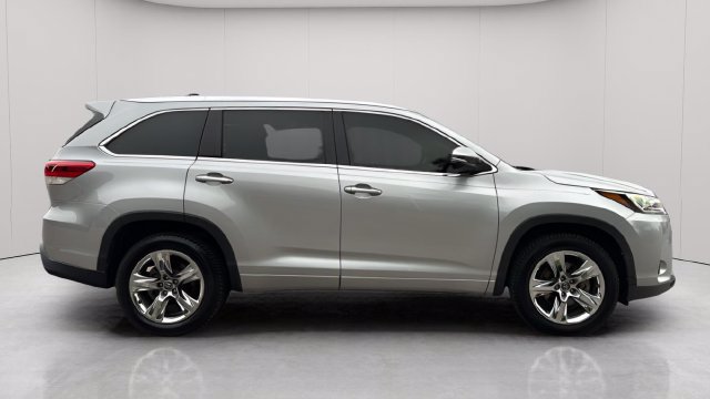Used 2018 Toyota Highlander Limited Platinum FWD image 3