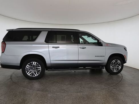 Used 2025 Chevrolet Suburban Z71 image 22