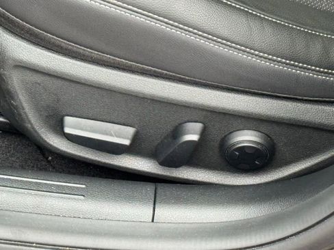 Used 2025 Genesis G70 2.5T image 19